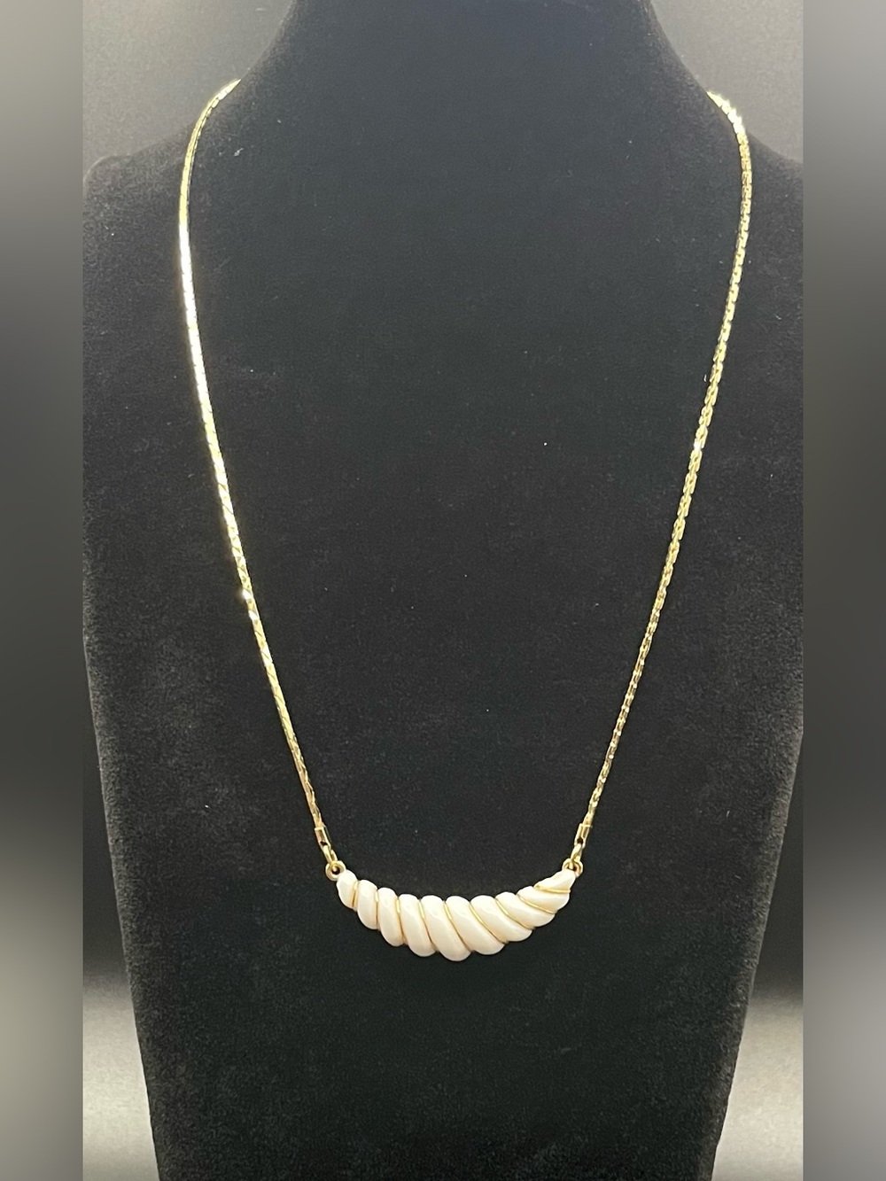 Vintage 1981 Avon Gatsby Collection White Crescent Gold Tone Bib Necklace 18"